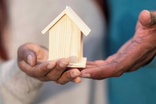 Mladí si kupují byty za miliony a zadlužují se na život. Moje generace stavěla svépomocí a bez dluhů - Médium.cz